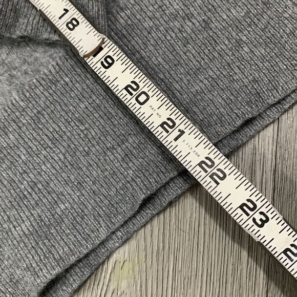 C by Bloomingdale’s 100% Cashmere Gray Sweater w/Stripes in the Sleeves size M - Picture 7 of 9